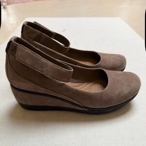Clarks Suede Shoes Womens 10 Wide Tan Mary Jane Wedge Ankle Strap Holiday Party